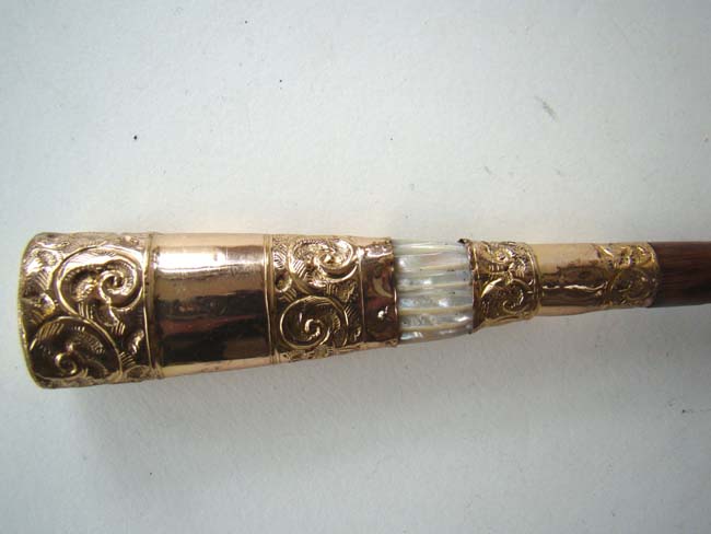 A late Victorian Magnifying Glass with engaved gilt and mother-of-pearl handle circa 1900 — image 2